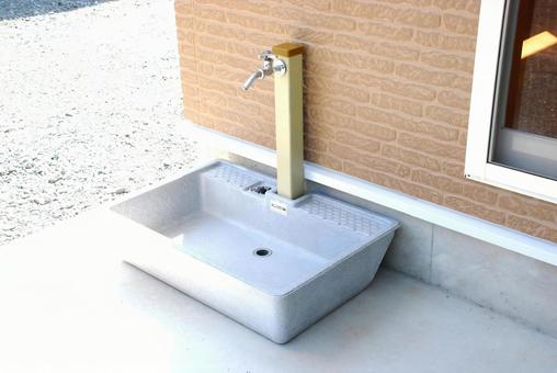 家の外の水道の写真