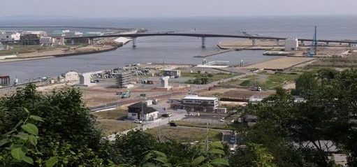 海と山に囲まれた石巻の街並みと住宅地の風景
